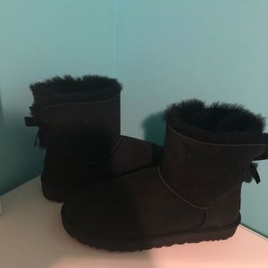 Black Bailey bow uggs